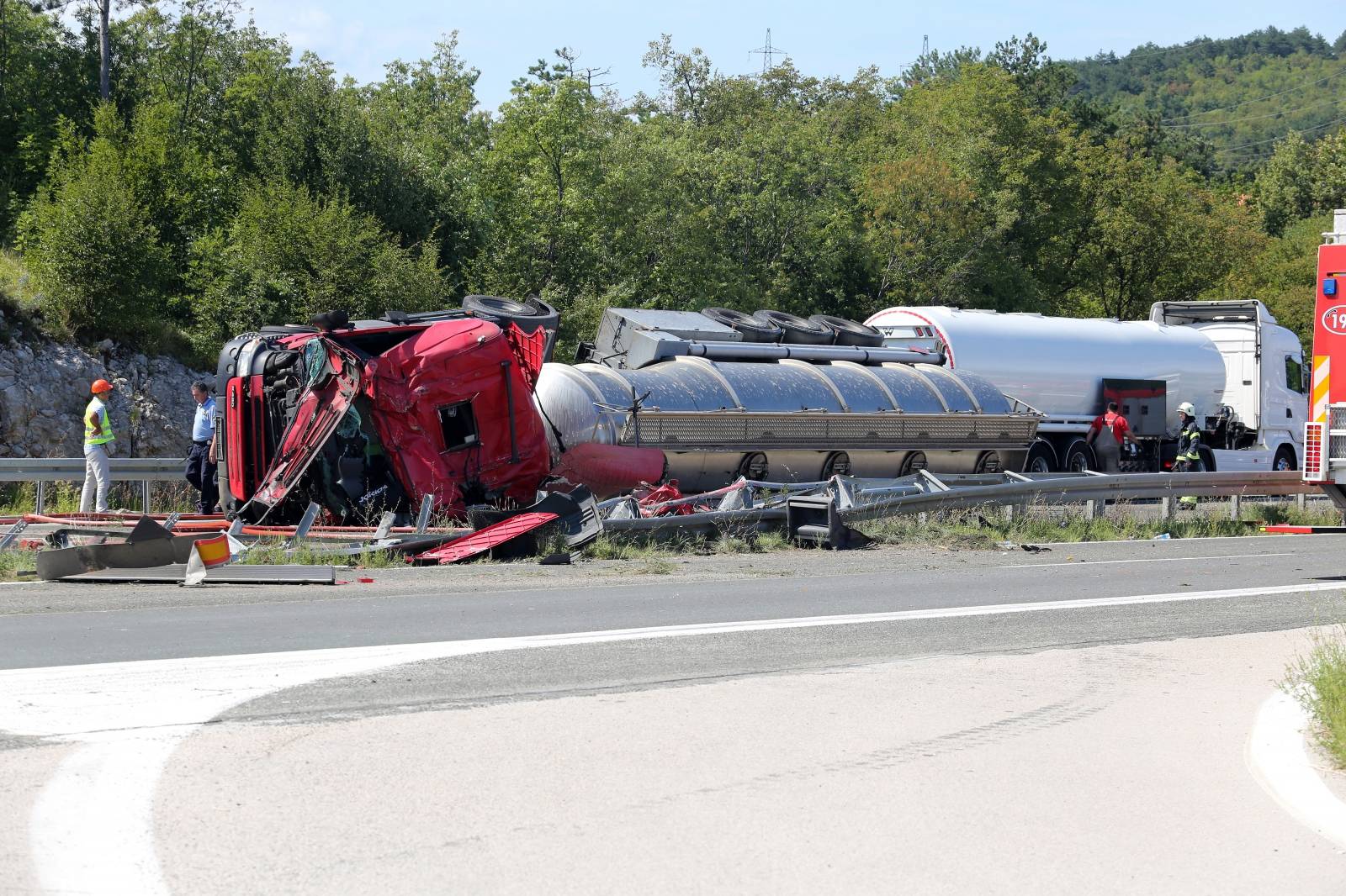 Prevrnula se cisterna iz koje se izlilo gorivo na autocesti nedaleko Rijeke