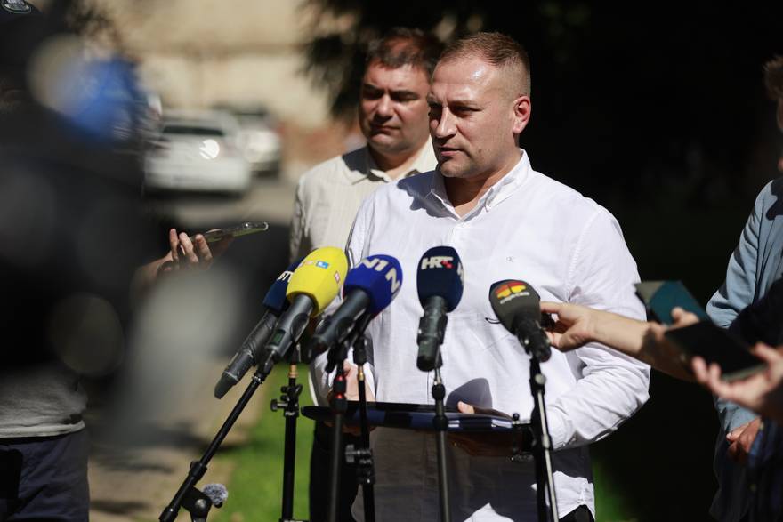 Osijek: Ministar Vlajčić dao je izjavu medijima o afričkoj svinjskoj kugi