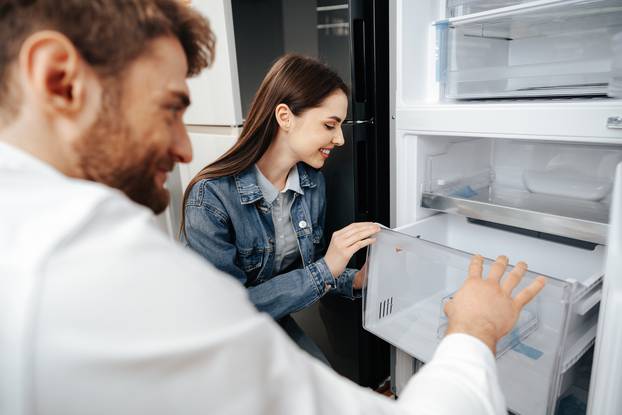 Young,Couple,Selecting,New,Refrigerator,In,Household,Appliance,Store