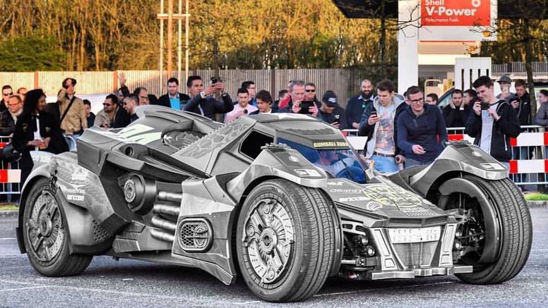 Lamborghini pretvorili u pravi Batmobile koji juri 320 na sat