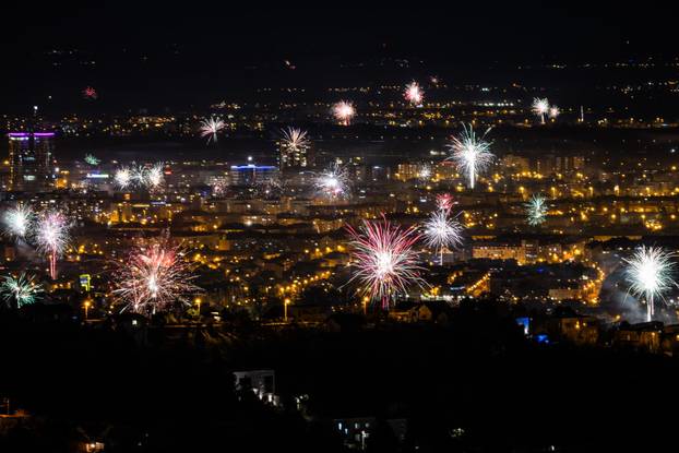 Vatromet u novogodišnjoj noći iznad Zagreba