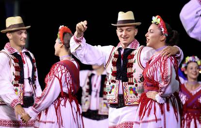 FOTO Folklorne grupe iz cijelog svijeta zaplesale u Podstrani