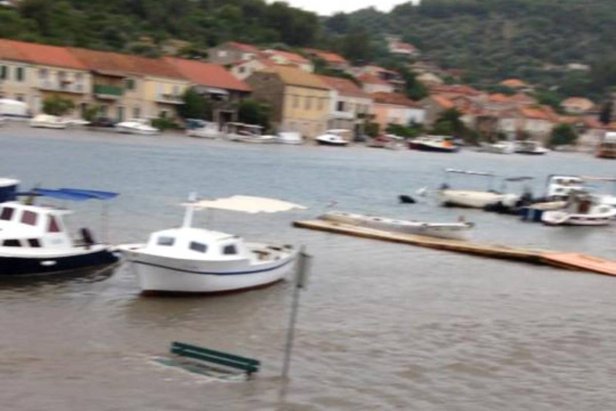 Plimni val pogodio Vela Luku i okolicu Dubrovnika, tuča u Istri
