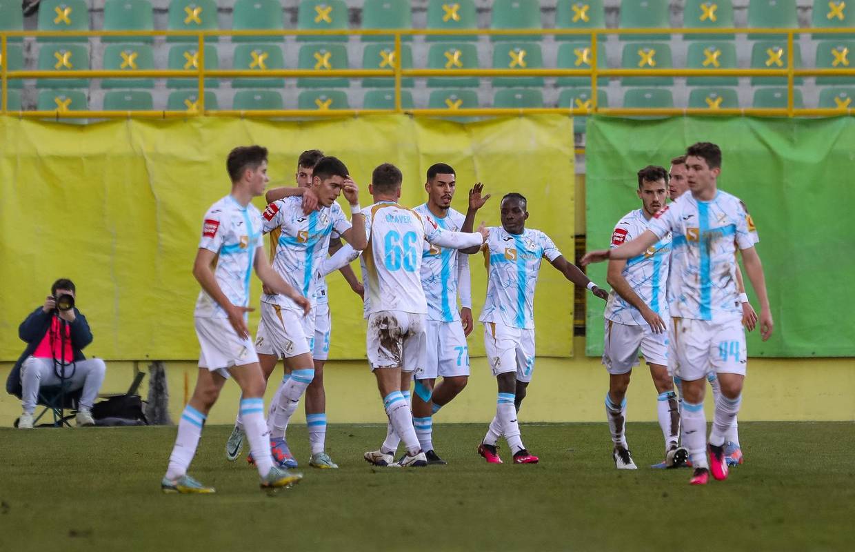 Rijeka pobijedila Istru s dva igrača više! Boce letjele u teren