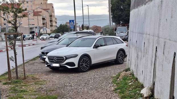 FOTO Tko to tamo pjeva, ups... parkira. Ovako to Hrvati rade, neki uzmu mjesto i invalidima...