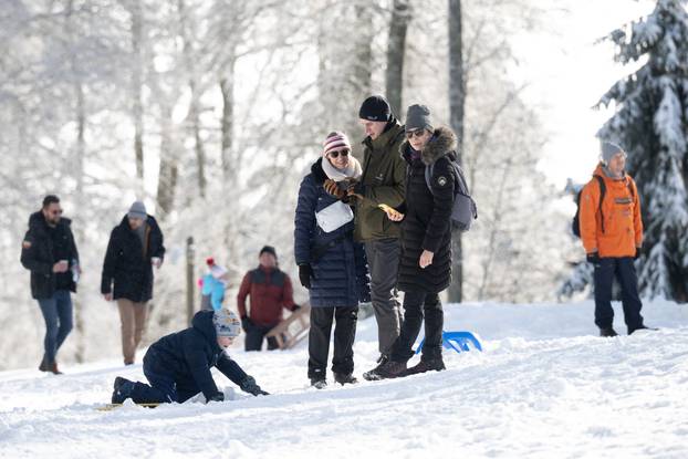 Zagreb: Građani uživaju u suncem okupanom Sljemenu 
