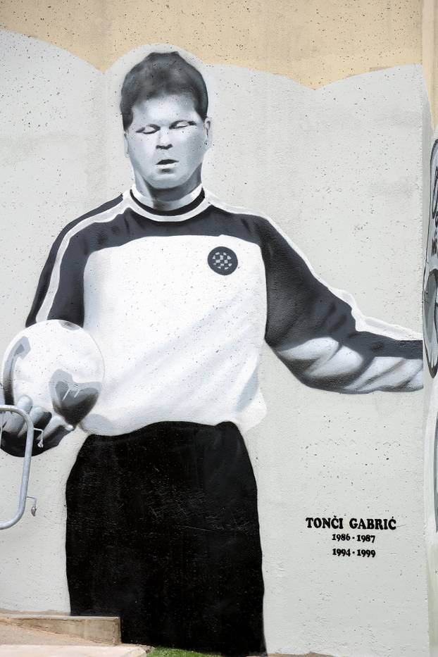 Split: Ususret 114. rođendanU Hajduka na zgradi Sveučilišta naslikani su murali nogometaša