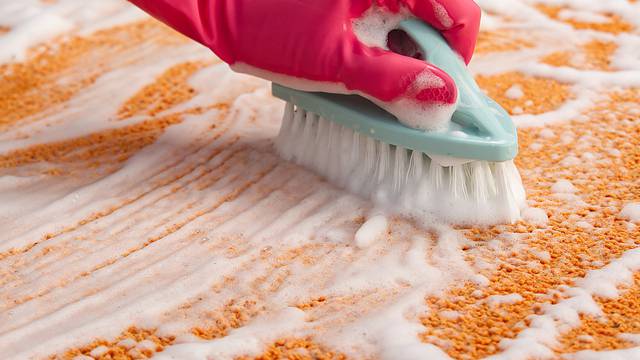Napravite domaću tekućinu za čišćenje tepiha - lako i jeftino