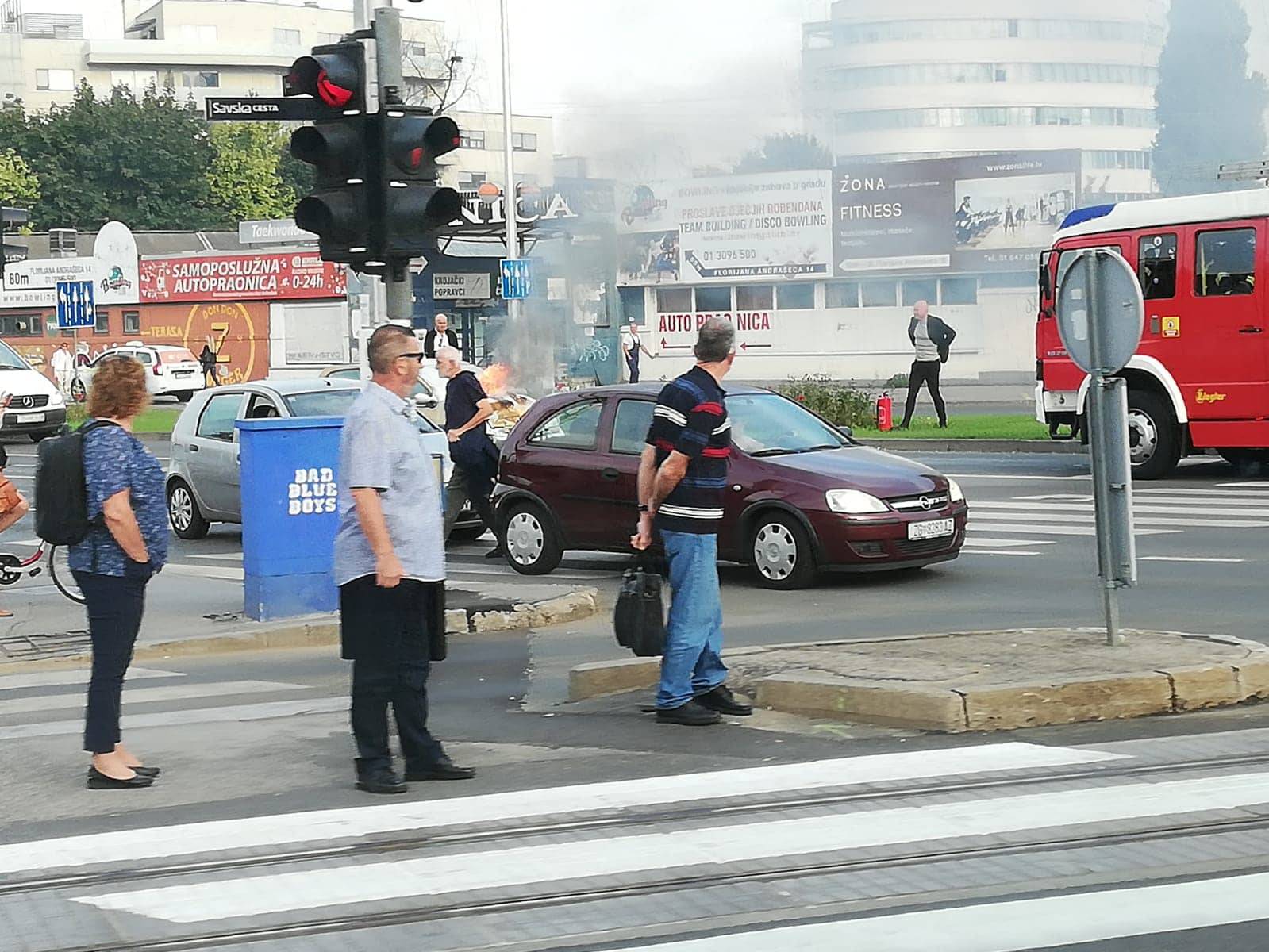 Prometna nesreća u Zagrebu:  Twingo je nakon sudara planuo