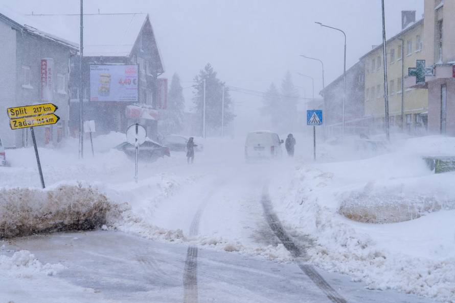 Korenica: Jako snježno nevrijeme stvorilo velike probleme u prometu