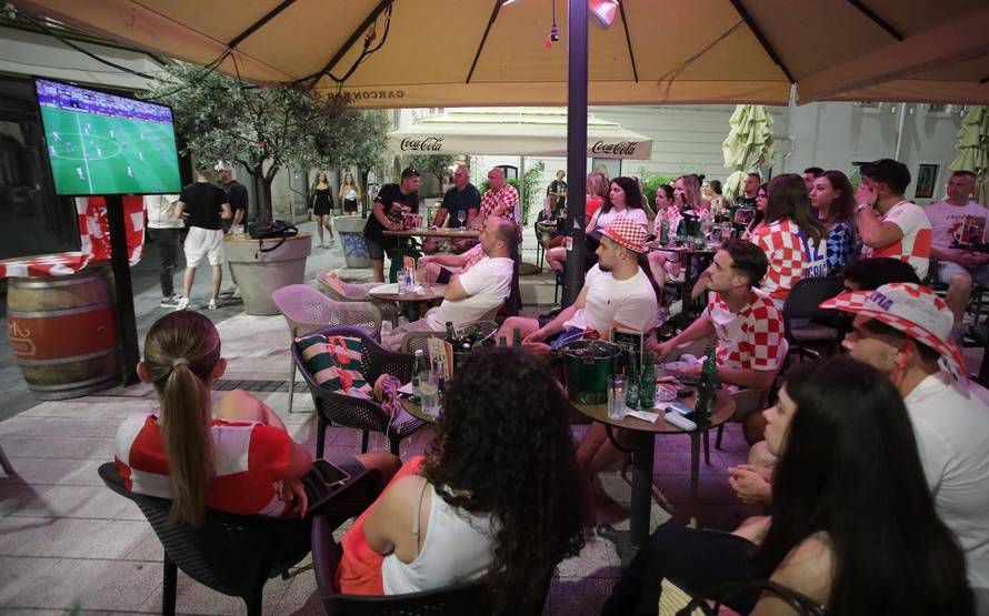 Rijeka: Navijači gledaju utakmicu Hrvatska-Engleska