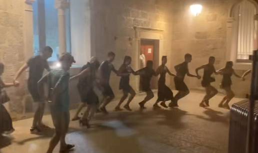 VIDEO Ma kakva kiša! Na Pagu unatoč pljusku zaplesali kolo