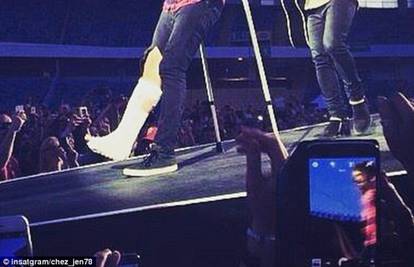 Dave Grohl slomio nogu na koncertu pa  dovršio nastup