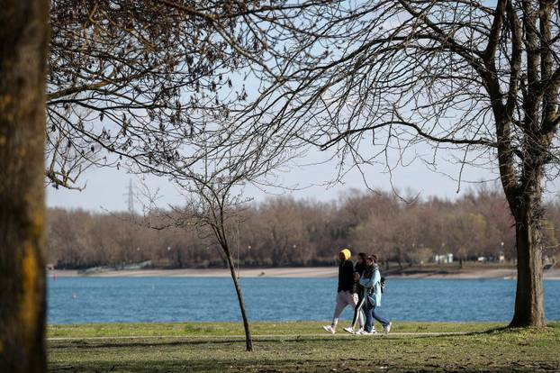 Zagreb: Sunčano i vjetrovito popodne na jezeru Jarun
