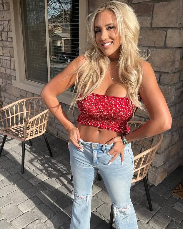 Zbog seksi slika koje objavljuje sina su joj izbacili iz hokejaške momčadi. Ali ona ne odustaje...