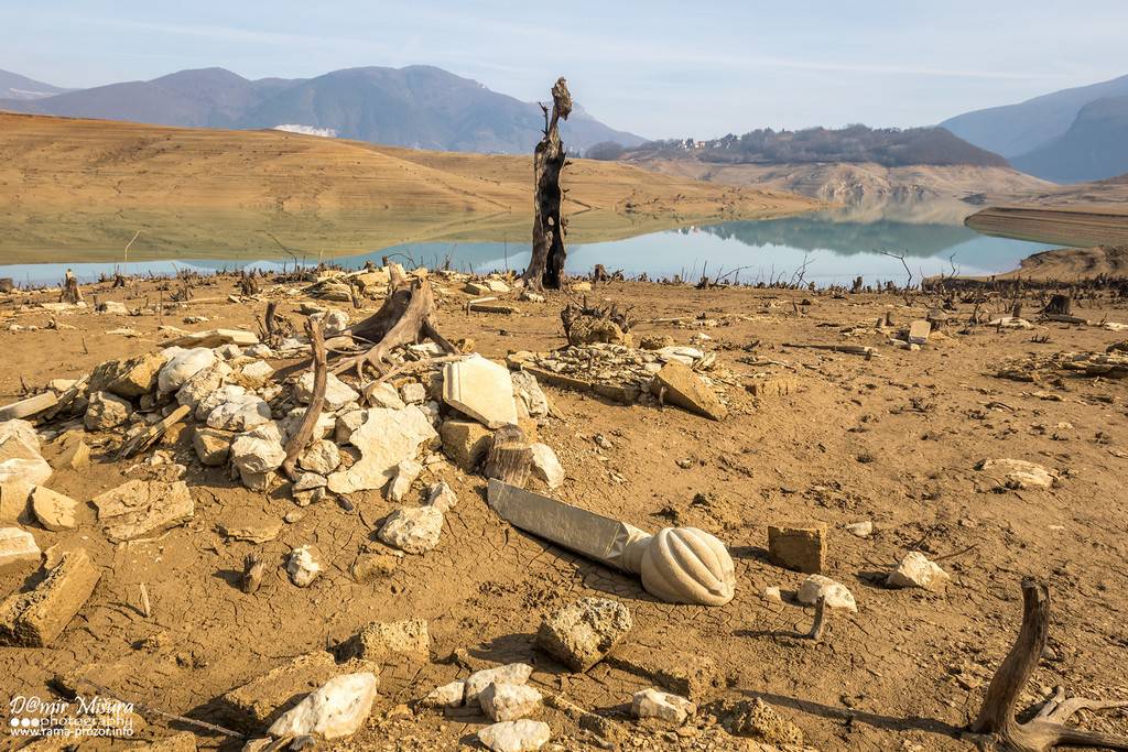 Jezivi prizori: Iz jezera izronili ostaci kuća, grobova i džamije