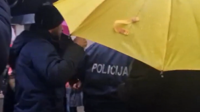 VIDEO Frka u Rijeci: Pogledajte gužvu i naguravanje molitelja kojeg je kasnije odvela policija