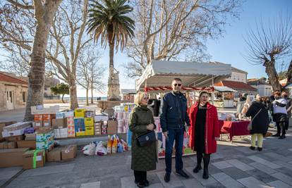 Kamion humanitarne pomoći iz Dubrovnika je krenuo za Glinu