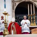U tijeku je sprovod preminuog pape Benedikta XVI. Okupilo se preko 60 tisuća ljudi na trgu