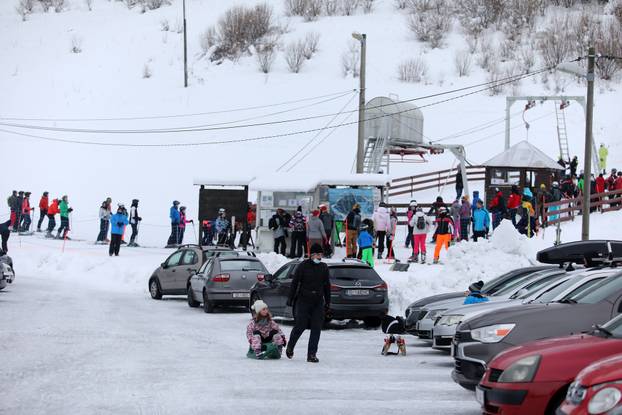 Mrkopalj: Mnogobrojni skijaši su pohrlili na uživanje u snijegu