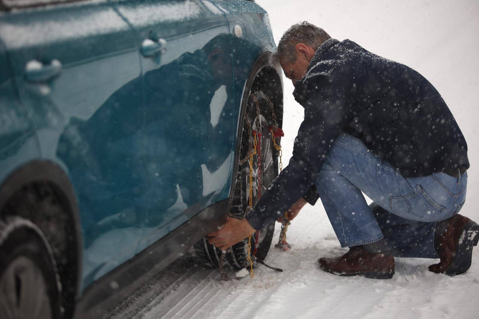 Zbog snijega na A1 vozači stavljaju lance na automobile