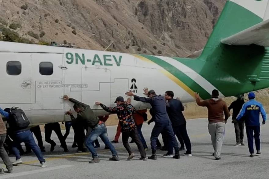 Putnici pogurali avion s piste nakon što mu je pukla guma