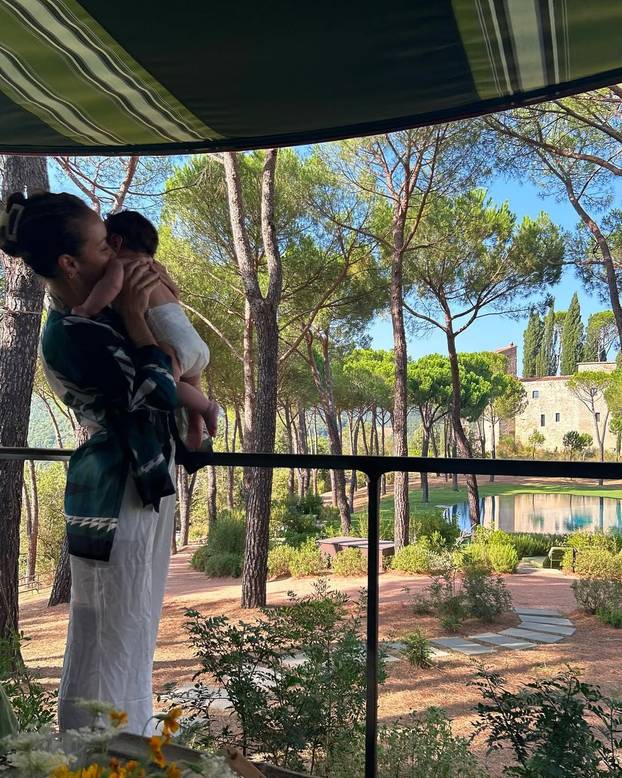 FOTO Bivša konobarica se zbog Benzeme preobratila na islam, rodila mu i dijete. Prekinuli su