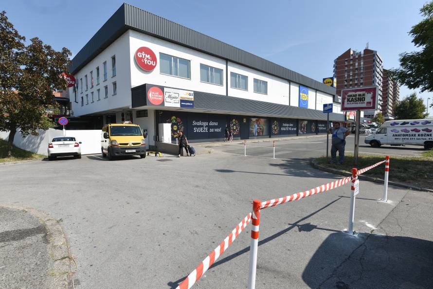 Ma tooo, majstore! Stupićima blokirao ulazak na parkiralište