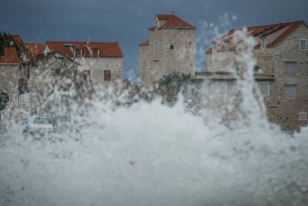 Tijekom noci, Dalmaciju je zahvatilo olujno jugo i lebicada te su vecine dalmatinskih riva potopljene.