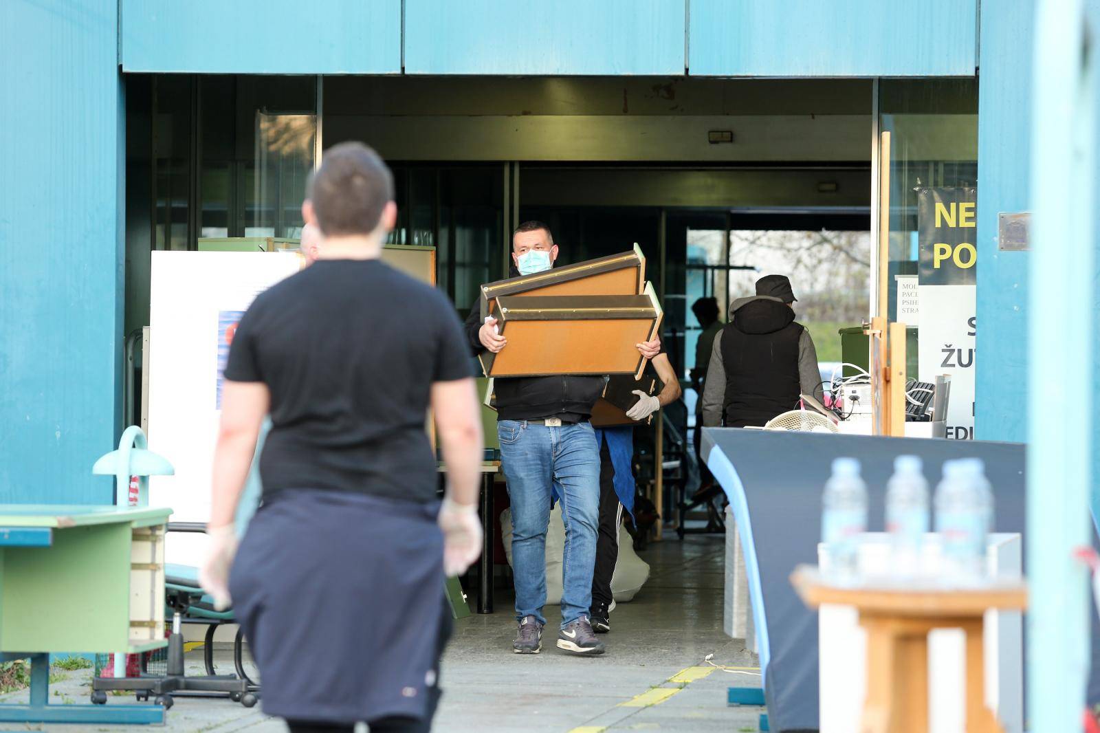 Zagreb: Navijači Dinama pomažu u iseljavanju Kliničkog centra Dubrava