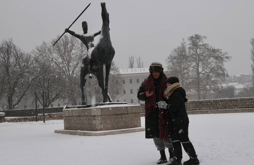 Snijeg zabijelio sinjske ulice