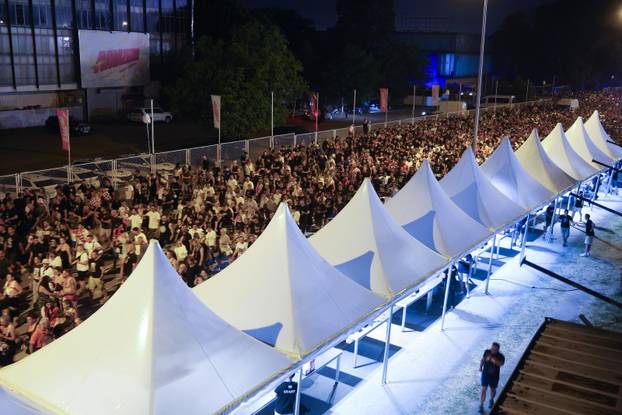 Zagreb: Završio je koncert Marka Perkovića Thompsona, kolone ljudi idu s hipodroma
