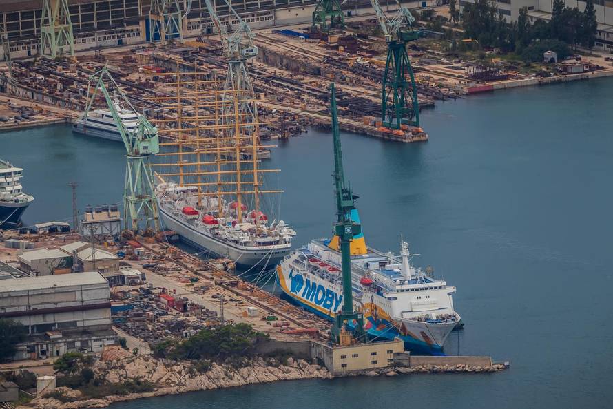 Pogled na brod Moby Drea koji je i dalje privezan u splitskom brodogradilištu