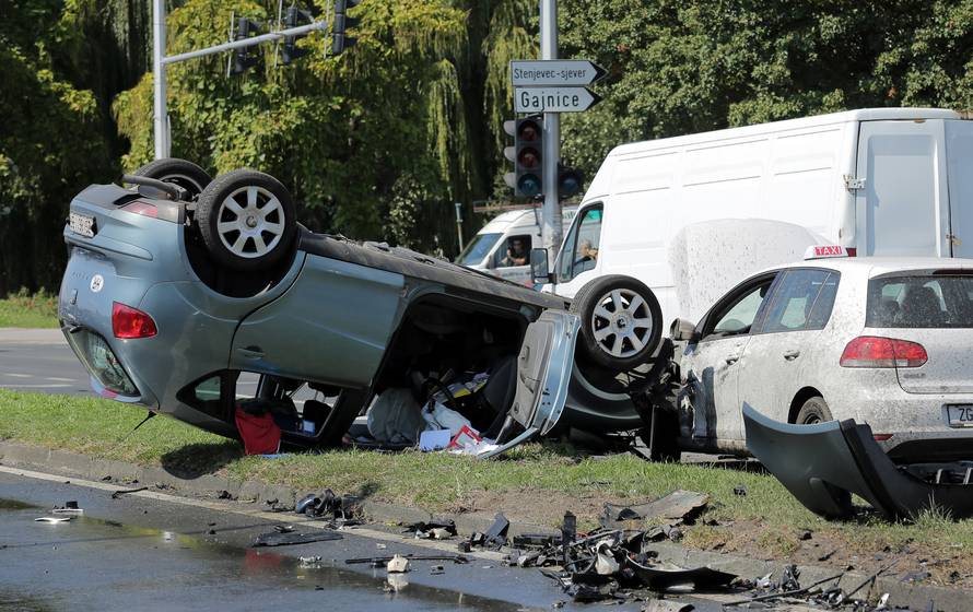 Auto planuo nakon frontalnog sudara, jedan završio u bolnici
