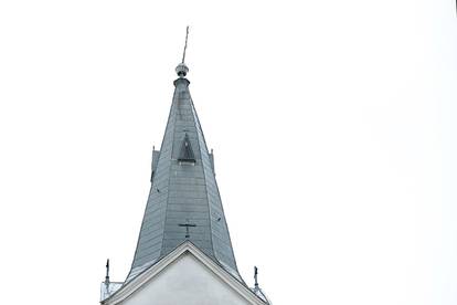 Krovište i tornjevi crkve u Čazmi koja je nastradala u nevremenu