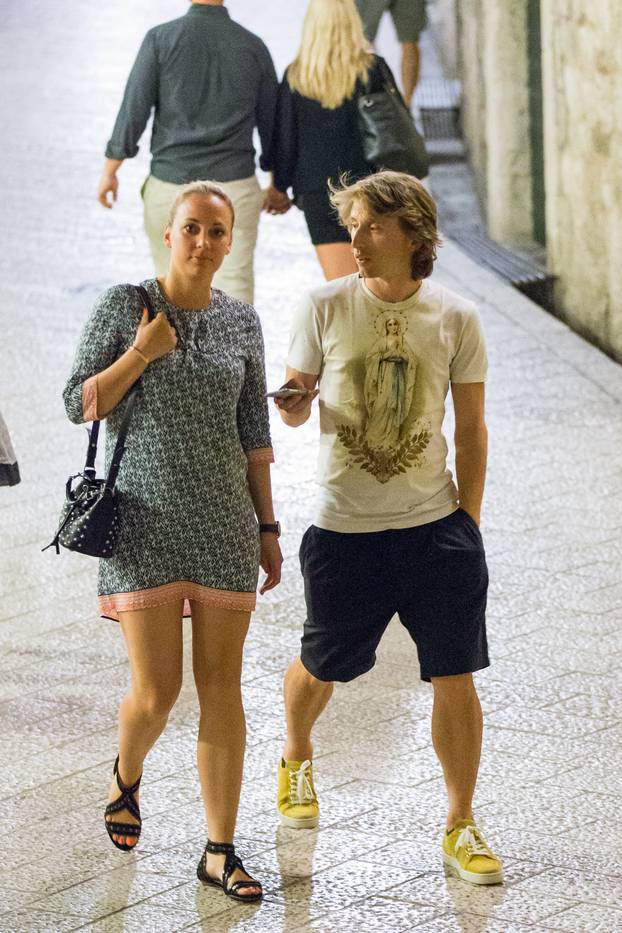 Dubrovnik: Luka Modrić sa suprugom Vanjom i prijateljima u šetnji gradom