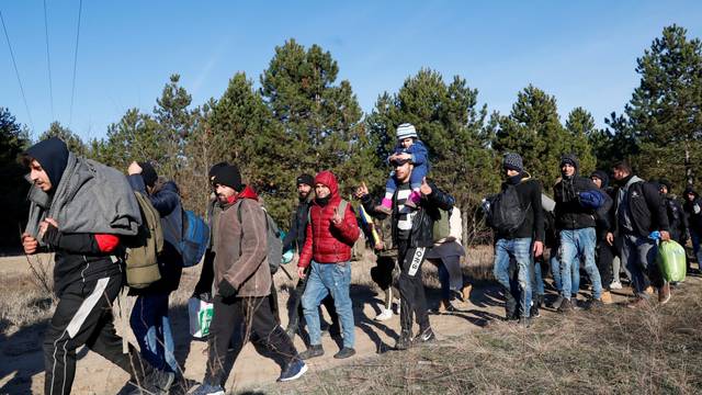 Migrants protest in Serbia's north to demand a passage to the EU