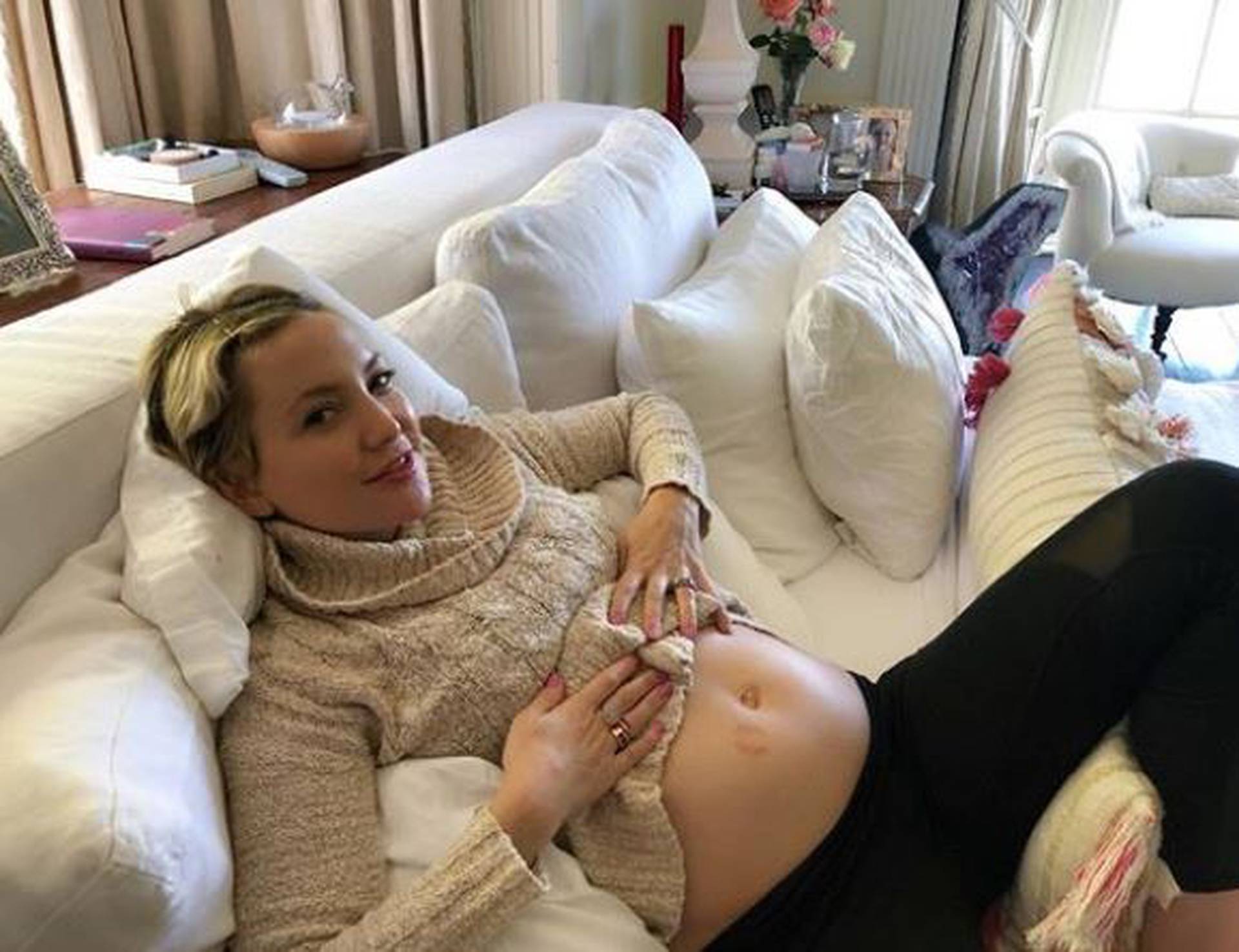 Фабрика стала мамой. Кейт Хадсон беременна. Кейт Хадсон дочь. Kate Hudson pregnant.