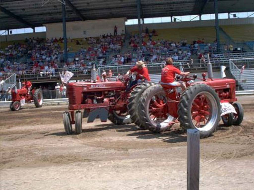 tractorsquaredance.com