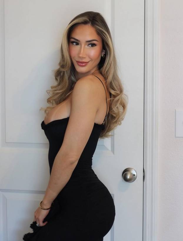 FOTO Alena je ponosna na svoju savršenu stražnjicu! Pokazuje ju stalno i iz svih kuteva...