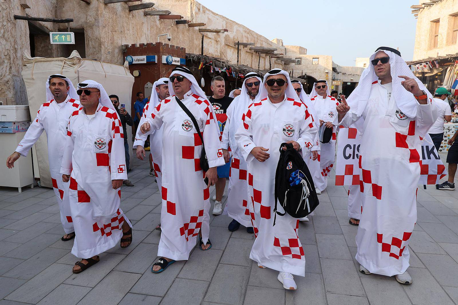 Hrvatski navija?i u tradicionalnim katarskim narodnim nošnjama zabavljaju se u centru Dohe 