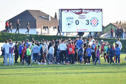 FOTO Navijači upali na travnjak i okružili igrače Hajduka! Tražili dresove, a neki dobili i trake...