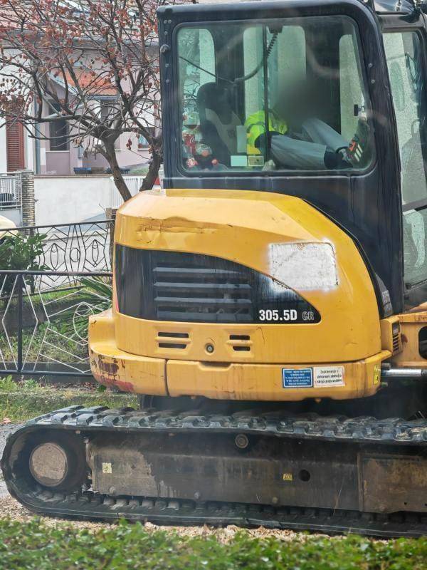 Da ne povjeruješ: 'Ulica nam je mjesecima raskopana, a radnik svaki dan spava u bageru!'