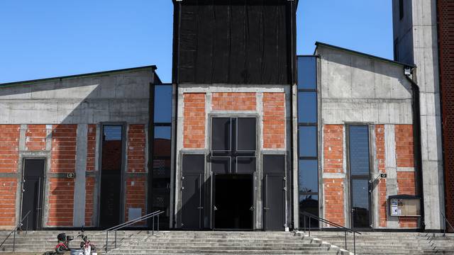 Vrata crkve u Velikoj Mlaki uznemirila neke mještane: 'Križ ne bi trebao baš tako stajati'