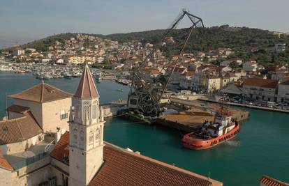 VIDEO Atrakcija u Trogiru: Stari čiovski most podigli dizalicom od 100 tona i odvezli na Korčulu