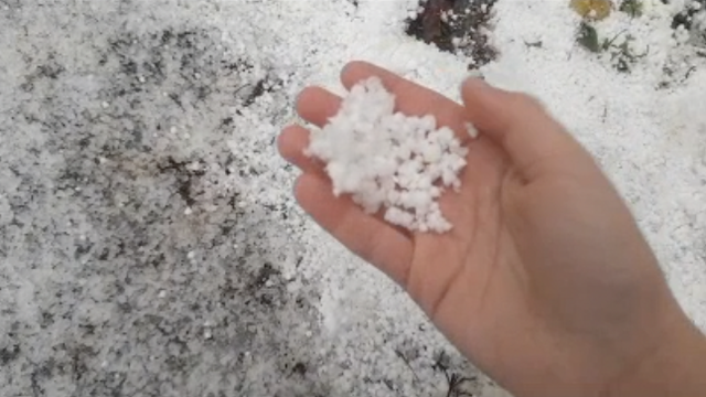 VIDEO Snijeg i led padaju u isto vrijeme u Daruvaru: Pogledajte nalet snježne mećave u gradu