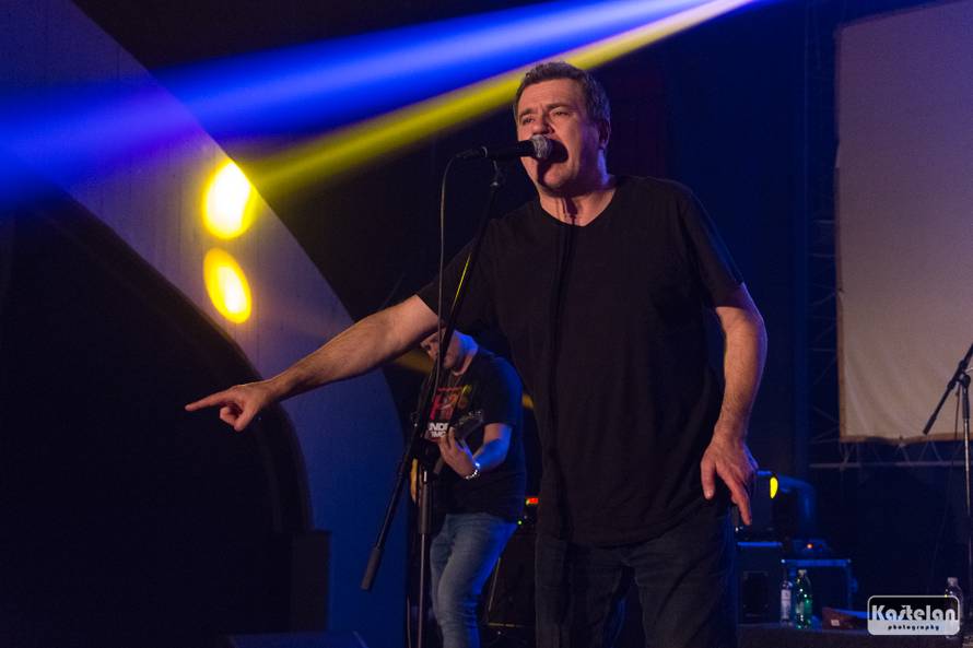 Vitasović je studenticu pozvao na stage pa su skupa zapjevali