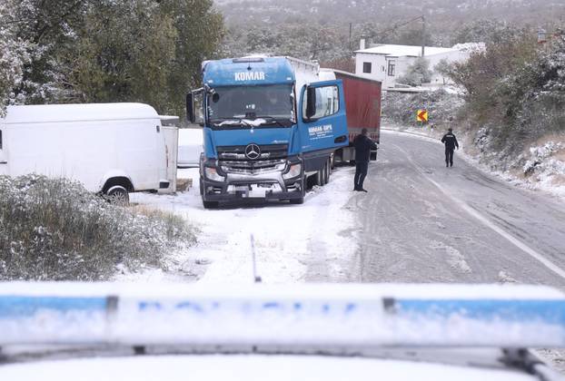 FOTO Prometni kolaps u Klisu: Snijeg, led i bura omeli vozače