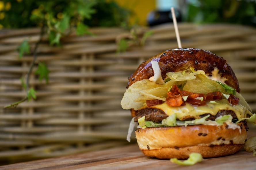 Zabava na Bundeku: Delicije su se jele i s povezom na očima...