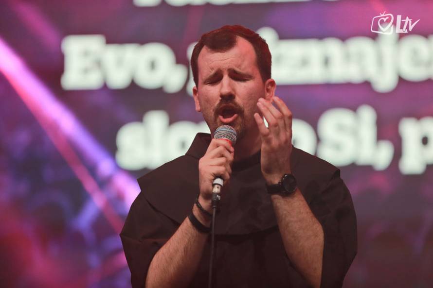 Koncert 'Pogledaj srcem' je u Ciboni oduševio tisuće vjernika